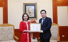 Bộ Khoa học và Công nghệ trao Kỷ niệm chương cho nguyên Đại sứ Trần Thị Hoàng Mai