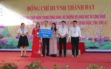 Bộ trưởng Huỳnh Thành Đạt thăm và tặng quà Trường Tiểu học Chiềng Ly