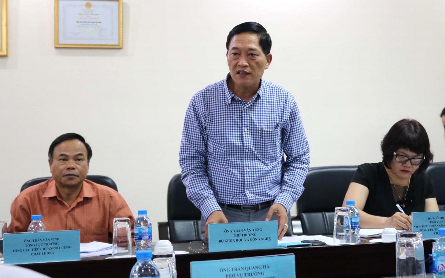 Thứ trưởng Trần Văn Tùng phát biểu tại phiên họp